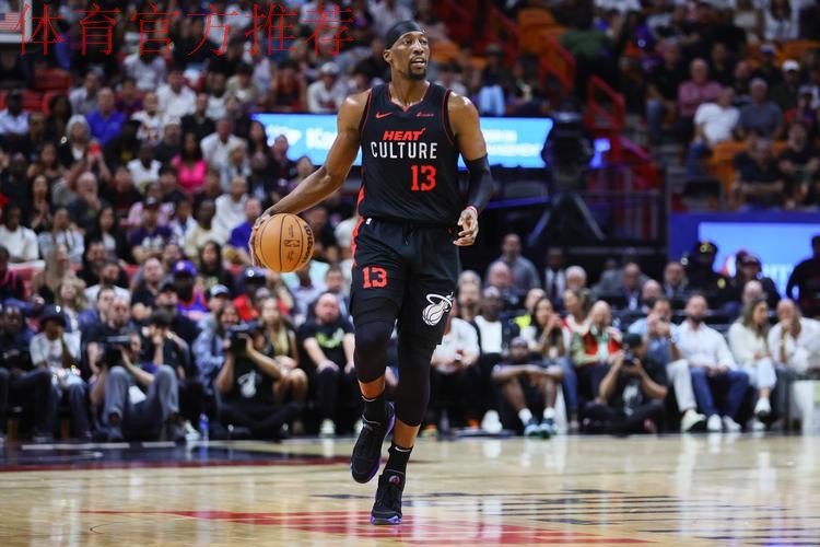 阿德巴约上半场7中4，三分3中1得到13分9篮板2助攻1抢断